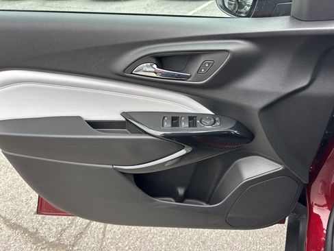 Used 2025 Chevrolet Trax LT w/ LT Convenience Package image 23