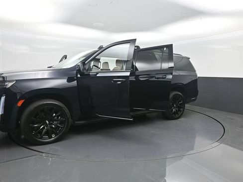 Used 2022 Cadillac Escalade ESV Sport w/ LPO, ONYX Package AWD/4WD image 37