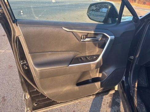 Used 2021 Toyota RAV4 XLE image 39