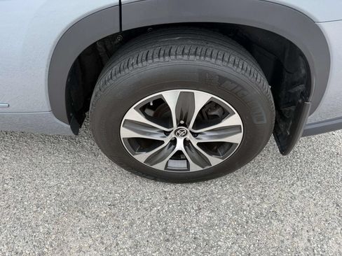 Used 2023 Toyota Highlander XLE AWD/4WD image 9