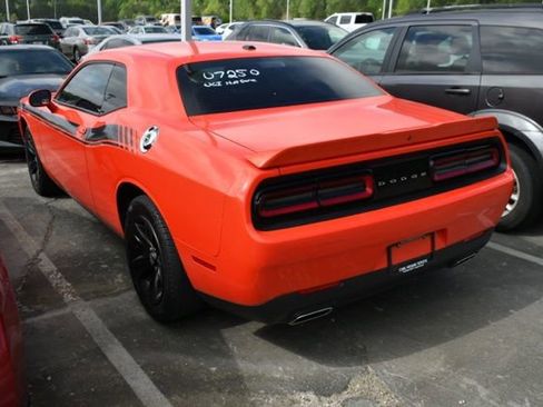 Used 2022 Dodge Challenger SXT image 2