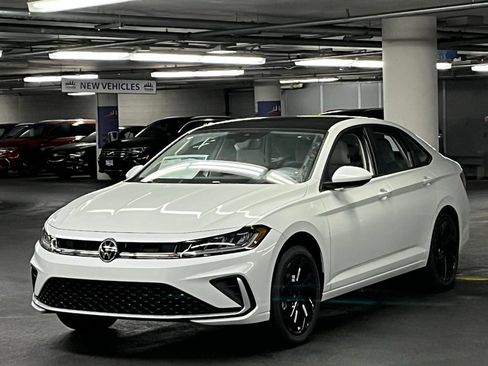 New 2026 Volkswagen Jetta SE FWD image 3