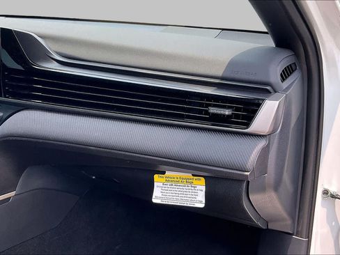Used 2025 Toyota Camry SE FWD image 17