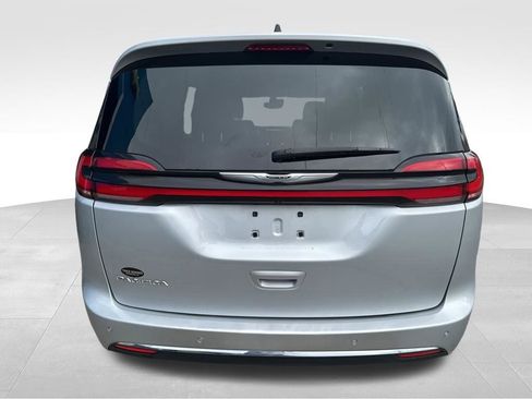Used 2024 Chrysler Pacifica Touring-L FWD image 9