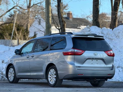 Used 2015 Toyota Sienna LE image 31