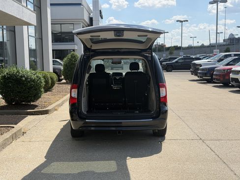 Used 2012 Chrysler Town & Country Touring w/ Entertainment Group #1 FWD image 10