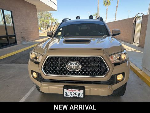 Used 2019 Toyota Tacoma TRD Sport w/ Exterior Package RWD image 2