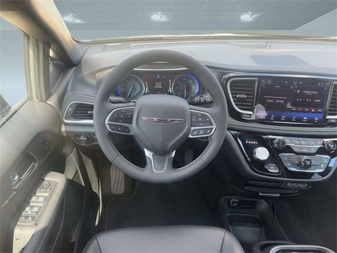 New 2025 Chrysler Pacifica Select image 3