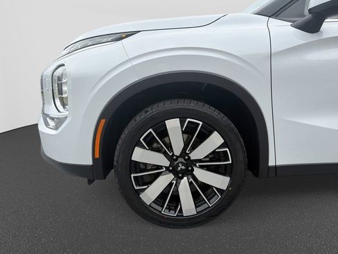 Used 2025 Mitsubishi Outlander SE image 14