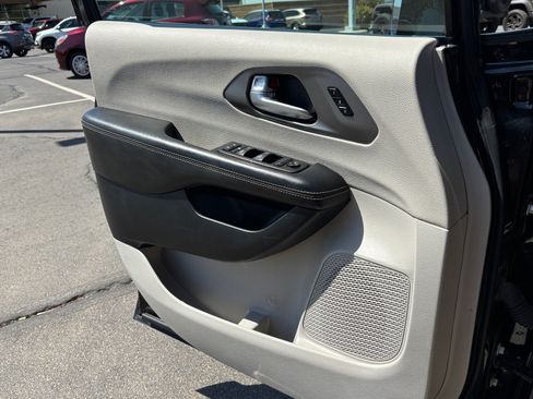 Used 2024 Chrysler Pacifica Touring-L FWD image 11