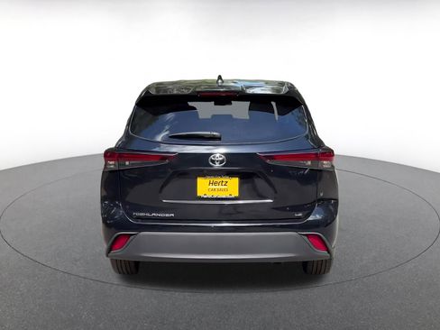 Used 2025 Toyota Highlander LE FWD image 12