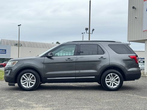 Used 2017 Ford Explorer XLT w/ Equipment Group 202A FWD image 2