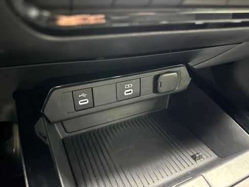 Used 2025 Toyota Prius LE FWD image 68