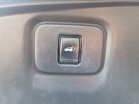 Used 2017 Nissan Pathfinder Platinum image 16