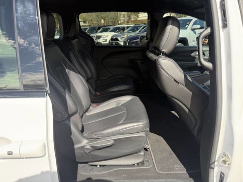 Used 2023 Chrysler Pacifica Touring-L w/ S Appearance Package image 19