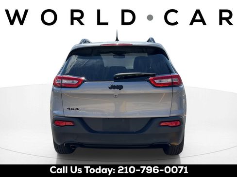 Used 2018 Jeep Cherokee Latitude w/ Altitude Package AWD/4WD image 6