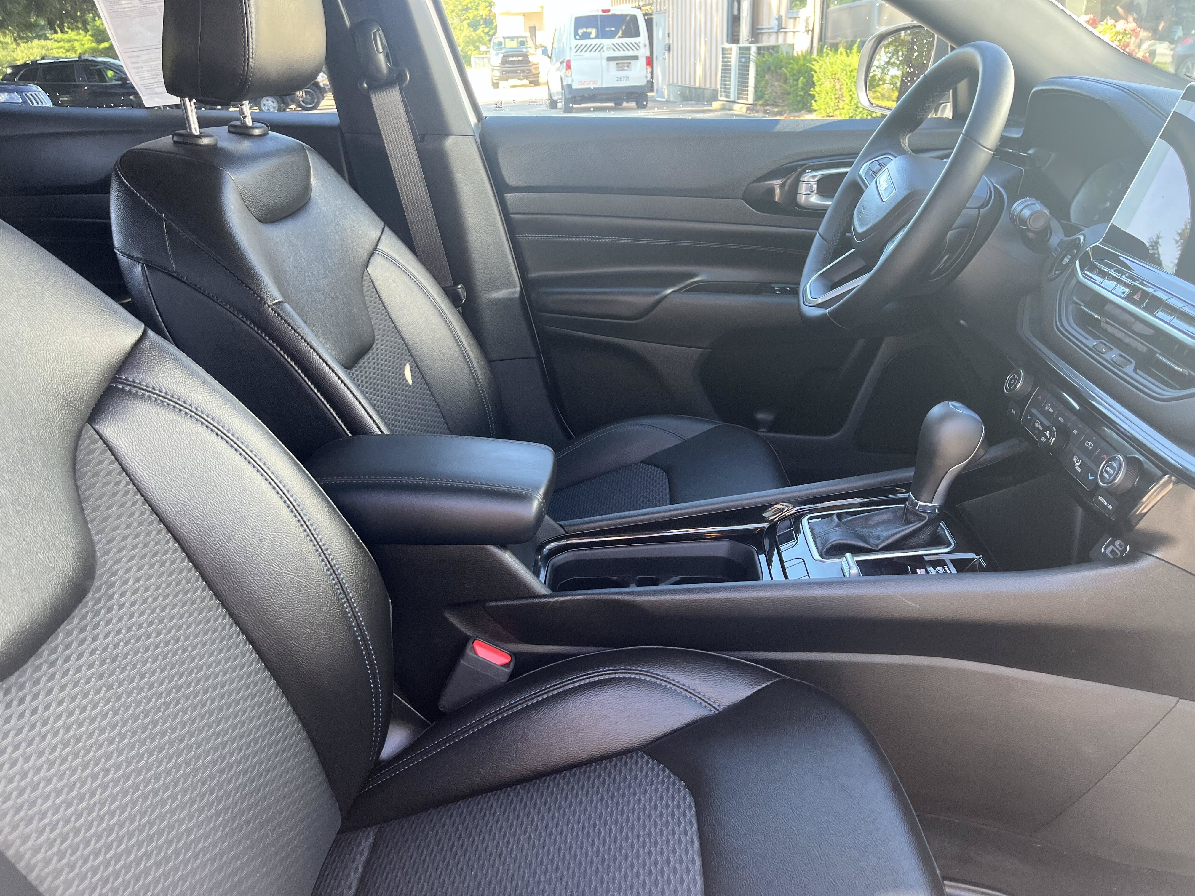 Certified 2025 Jeep Compass Latitude w/ Convenience Group AWD/4WD image 16