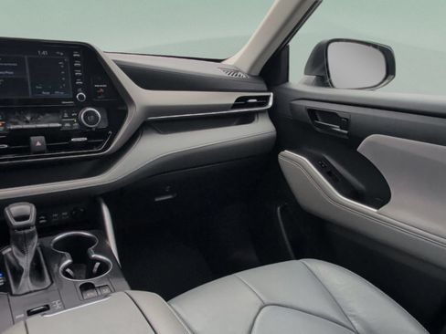 Used 2022 Toyota Highlander L FWD image 33