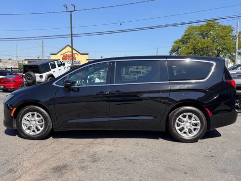Used 2027 Chrysler Pacifica Select FWD image 4