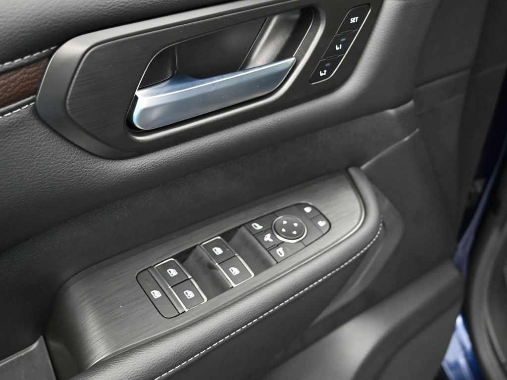 New 2025 Nissan Armada SL w/ Captain's Chari Seat Package RWD image 11