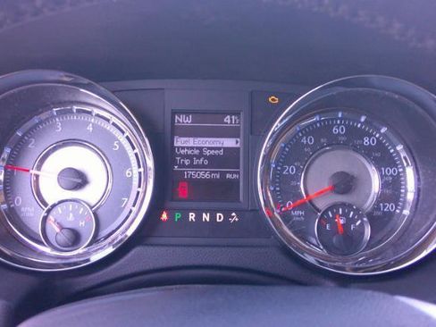 Used 2016 Chrysler Town & Country Touring image 6