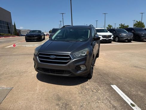 Used 2017 Ford Escape SE w/ Equipment Group 201A FWD image 3