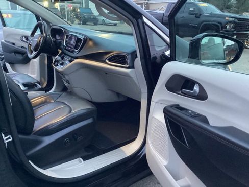 Used 2018 Chrysler Pacifica Touring-L Plus w/ Tire & Wheel Group image 9