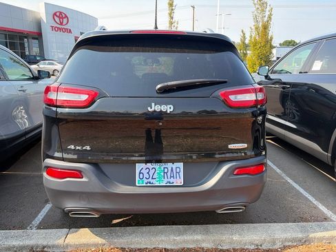 Used 2017 Jeep Cherokee Latitude AWD/4WD image 6