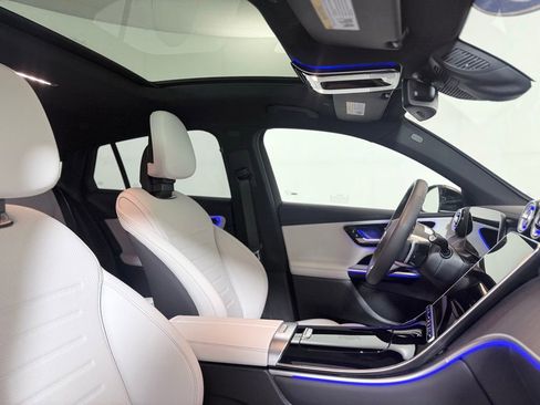 Used 2025 Mercedes-Benz GLC 300 4MATIC image 21