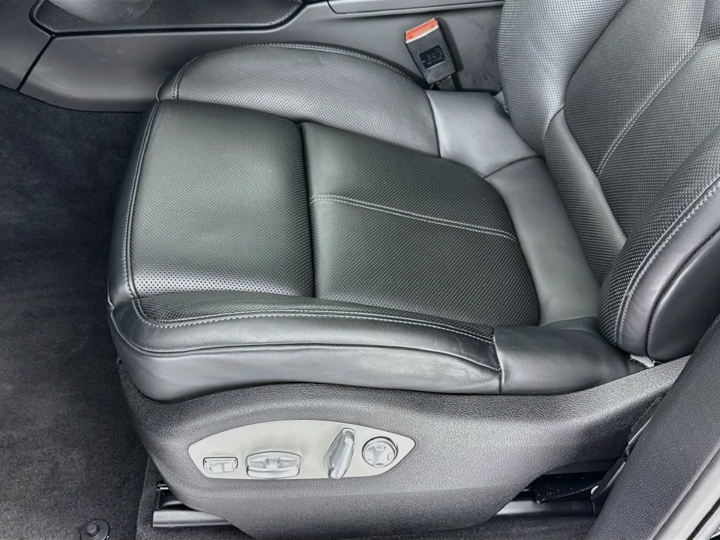 Certified 2025 Porsche Macan AWD/4WD image 13