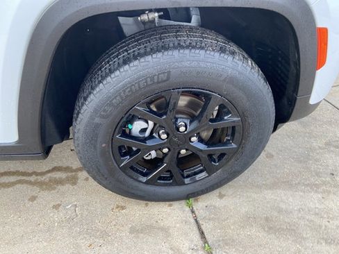 Used 2024 Jeep Grand Cherokee Altitude image 31