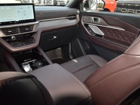 Certified 2025 Ford Explorer Platinum w/ Ultimate Package image 18