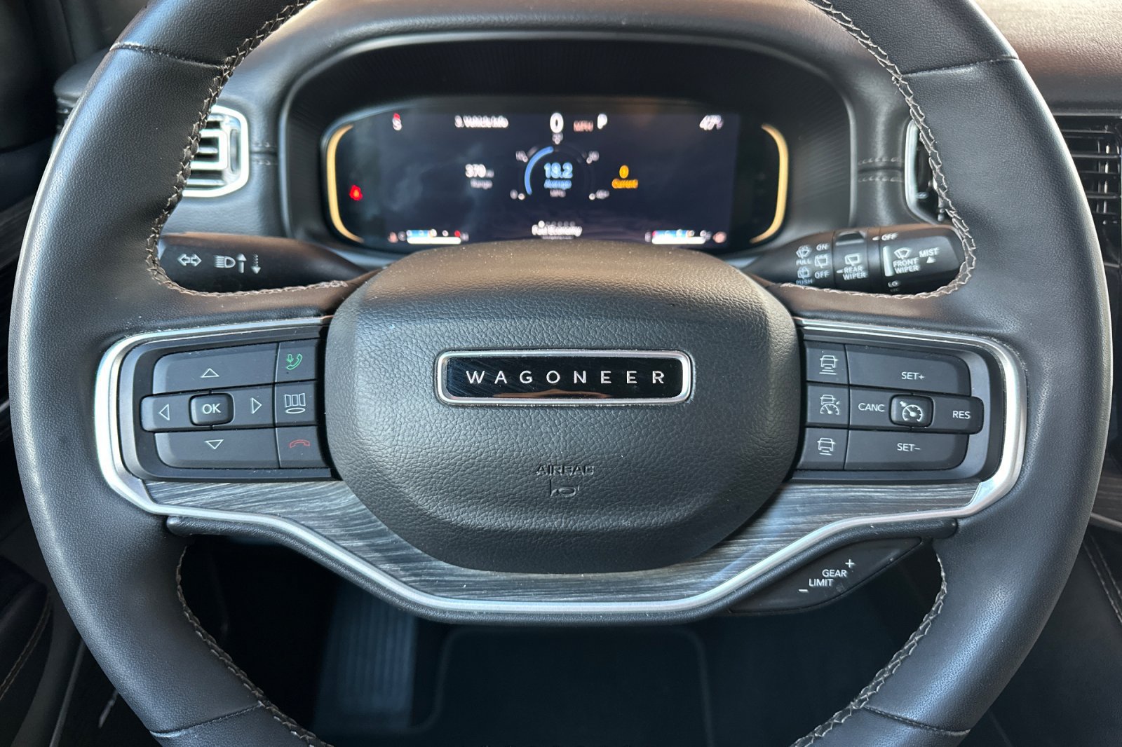 Used 2024 Jeep Wagoneer L Series II AWD/4WD image 32