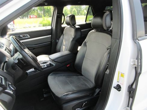 Used 2017 Ford Explorer XLT w/ Equipment Group 202A AWD/4WD image 17