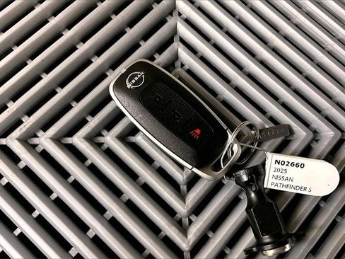 New 2025 Nissan Pathfinder S image 12