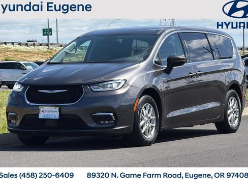 Used 2023 Chrysler Pacifica Touring-L FWD image 9