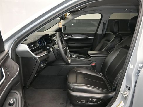 Used 2023 Jeep Grand Cherokee 4WD 4xe image 11