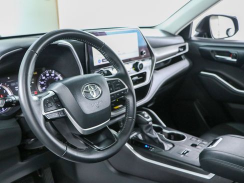 Used 2024 Toyota Highlander XLE FWD image 24