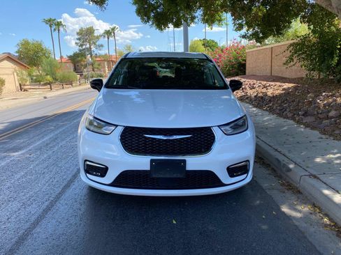 Used 2024 Chrysler Pacifica Limited FWD image 3