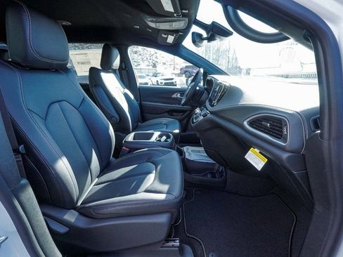 New 2026 Chrysler Pacifica Select image 42