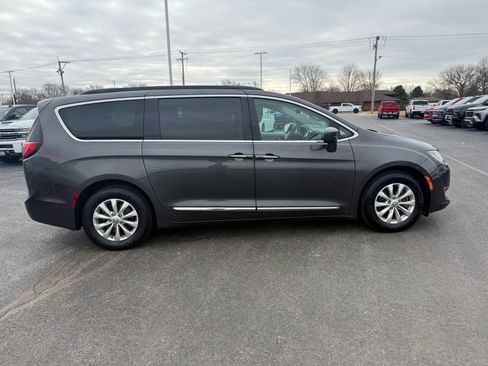 Used 2017 Chrysler Pacifica Touring-L image 6
