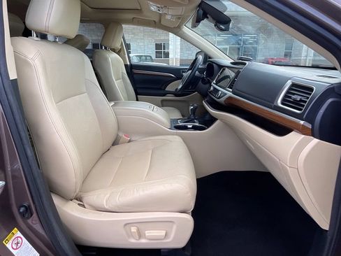Used 2017 Toyota Highlander Limited FWD image 26
