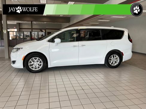 Used 2020 Chrysler Pacifica Touring FWD image 3