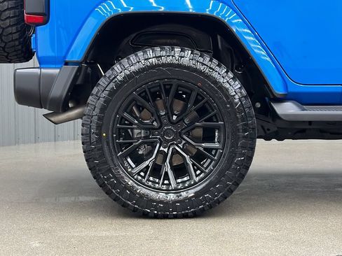 Used 2024 Jeep Wrangler Unlimited Sahara w/ Technology Group AWD/4WD image 12