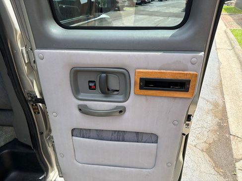 Used 2003 GMC Savana 1500 w/ Preferred Equipment Group 3 RWD image 21