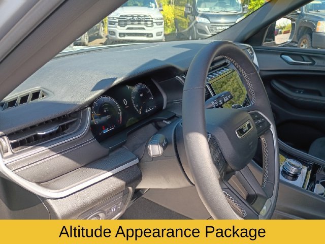 Used 2023 Jeep Grand Cherokee L Laredo AWD/4WD image 11