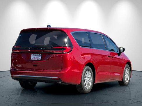 New 2027 Chrysler Pacifica Select FWD image 4
