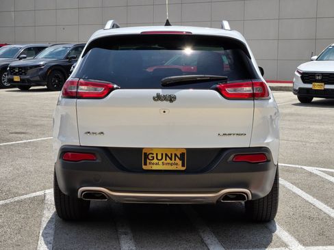 Used 2017 Jeep Cherokee Limited w/ Luxury Group AWD/4WD image 4
