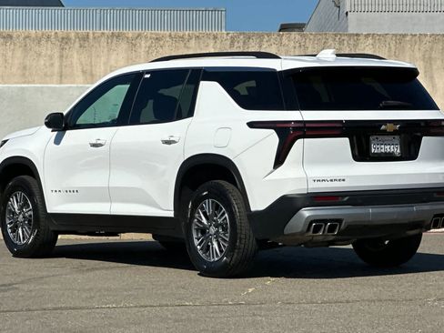 Used 2025 Chevrolet Traverse LT image 7