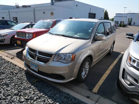 Used 2016 Dodge Grand Caravan SXT w/ Rear Park Assist Package FWD image 2